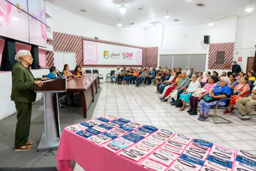 Beatriz Estrada transforma la vida de más de 200 nayaritas con la entrega de lentes graduados