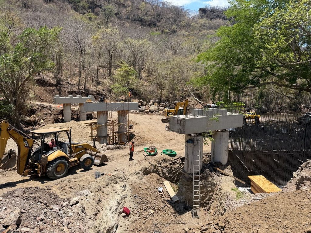 Avanza construcción de puente vehicular en El Floreño para fortalecer la conectividad en la zona serrana de Tepic