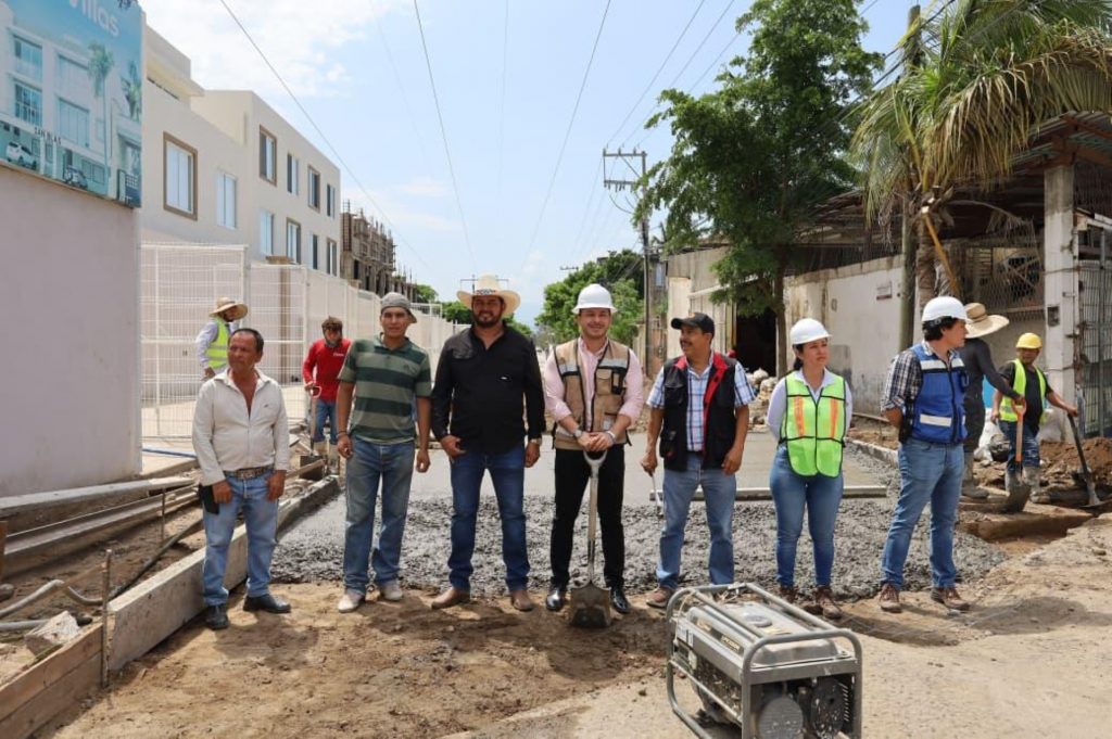 Supervisa Israel Santillán pavimentación de la calle Cleofas Salazar en Bucerías