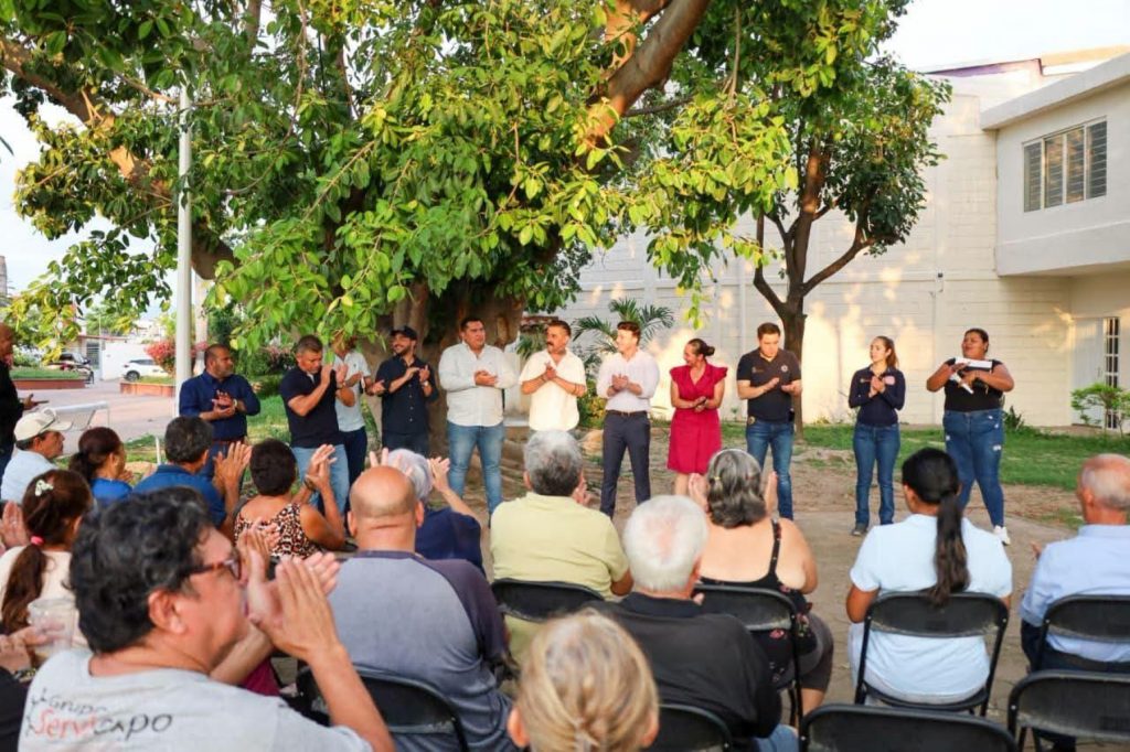 Israel Santillán refrenda su respaldo a comerciantes durante visita al tianguis de Valle Dorado