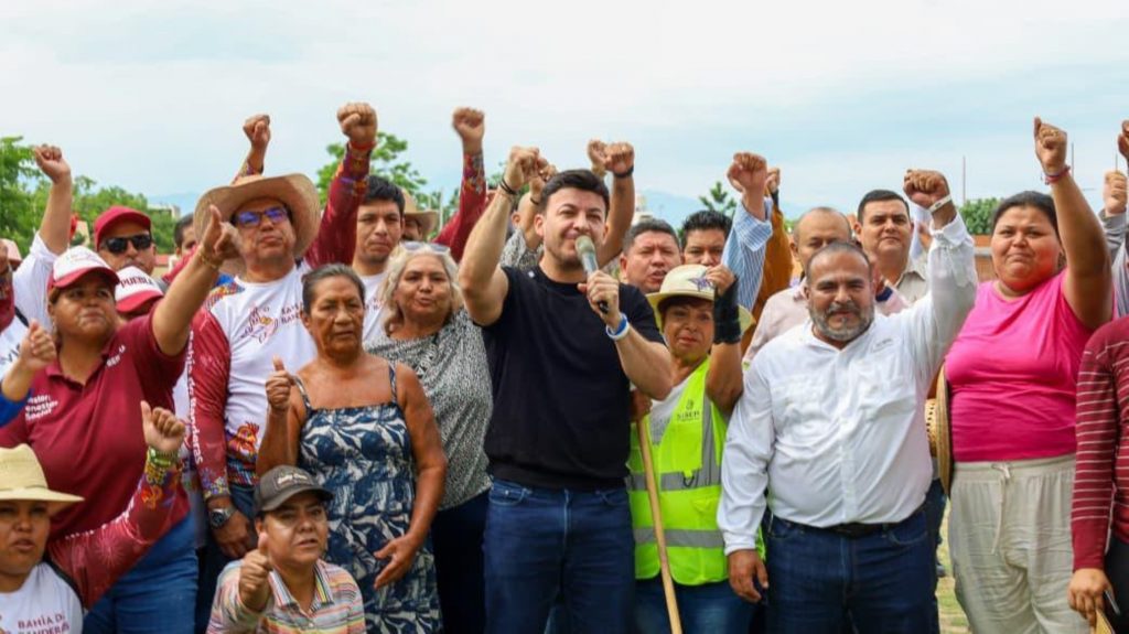 Israel Santillán cumple compromisos con vecinos de la Bicentenario y encabeza jornada de Limpiatón