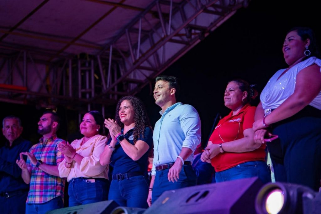 Israel Santillán acompaña a familias de Corral del Risco en el cierre de las Fiestas Patronales