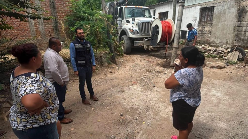 OROMAPAS ATIENDE REPORTE CIUDADANO Y DESTAPA LÍNEA PRINCIPAL DE DRENAJE SANITARIO