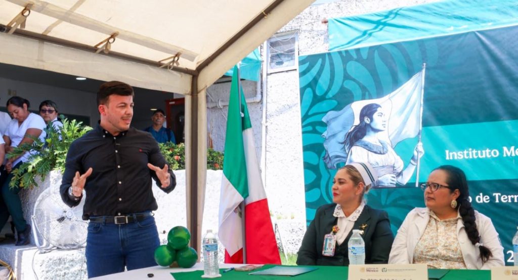 Israel Santillán reconoce la vocación de quienes concluyeron su servicio social en la Clínica 19 del IMSS