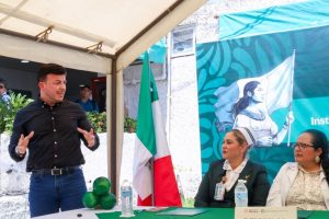 Israel Santillán reconoce la vocación de quienes concluyeron su servicio social en la Clínica 19 del IMSS