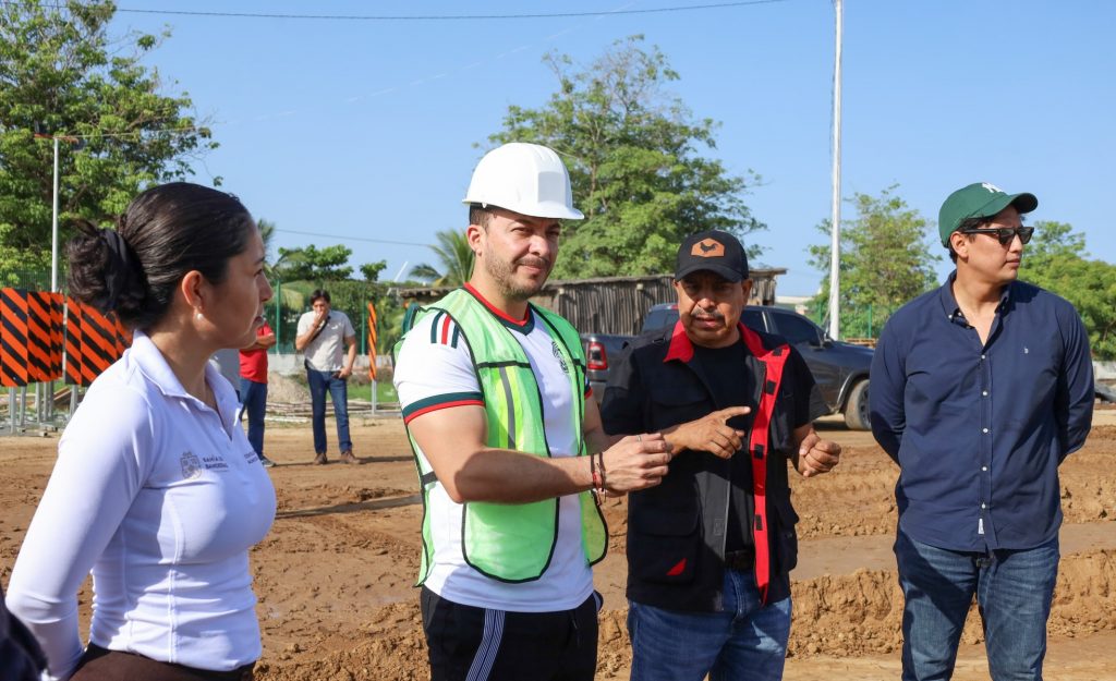 Israel Santillán supervisa avance de la alberca semiolímpica en San José del Valle