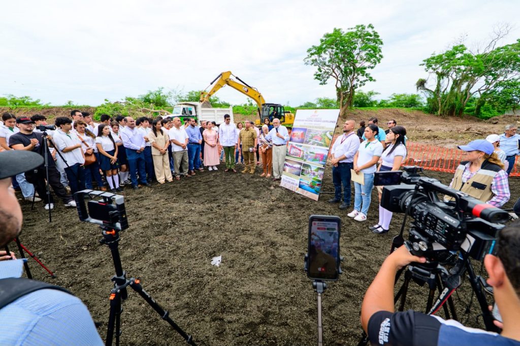 Miguel Ángel Navarro y Beatriz Estrada inician la construcción de la Universidad Nacional Rosario Castellanos en Tuxpan