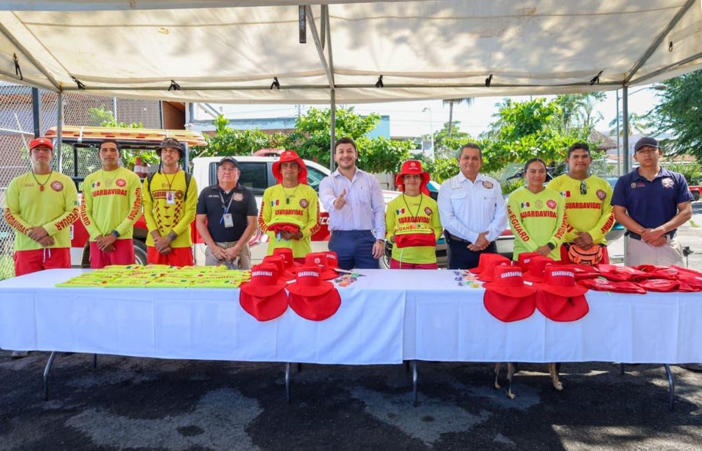 Israel Santillán fortalece a Protección Civil y Bomberos con entrega de uniformes y equipo para salvamento acuático