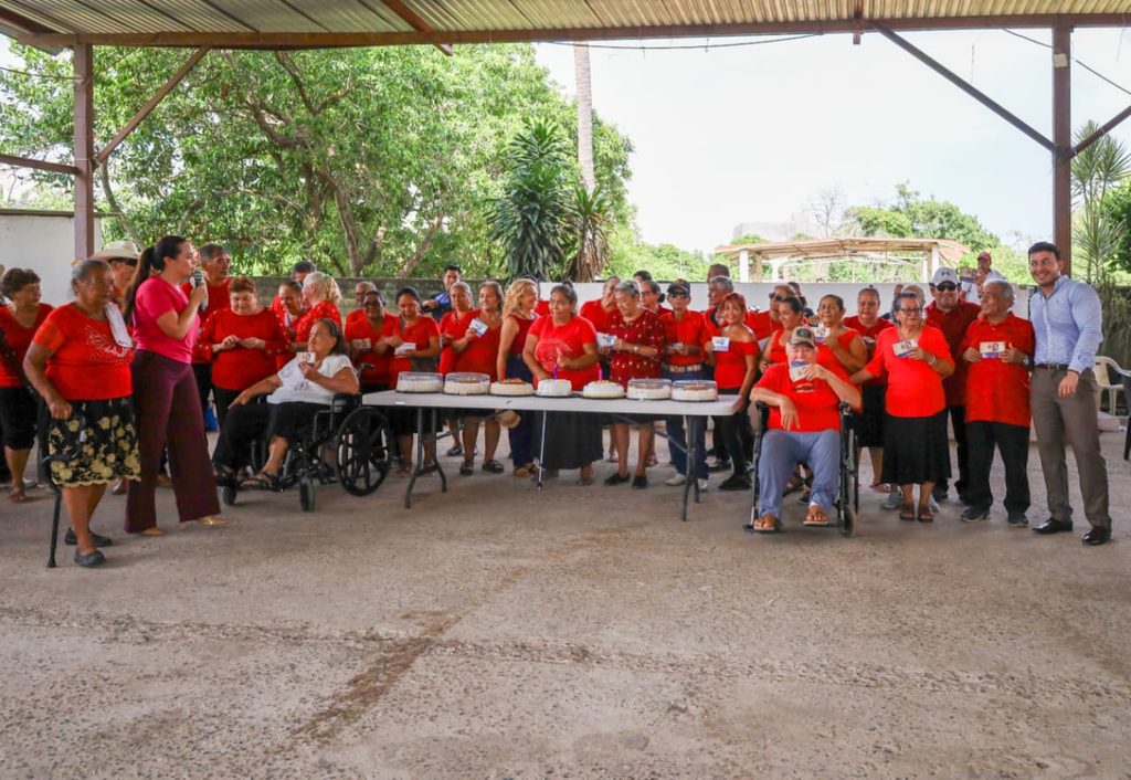 Israel Santillán refrenda respaldo a adultos mayores durante visita a club de la tercera edad en Bucerías