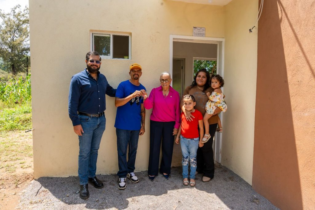 Beatriz Estrada entrega vivienda a familia afectada por inundaciones