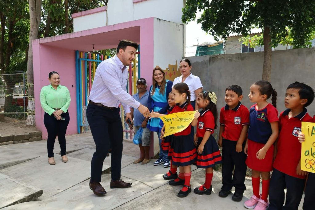 Israel Santillán visita y atiende necesidades del kínder de Villas de la Bahía