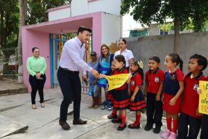 Israel Santillán visita y atiende necesidades del kínder de Villas de la Bahía