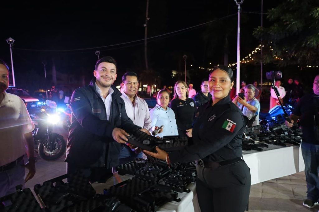 Gobierno de Bahía de Banderas entrega nuevas unidades y equipamiento a Seguridad Ciudadana